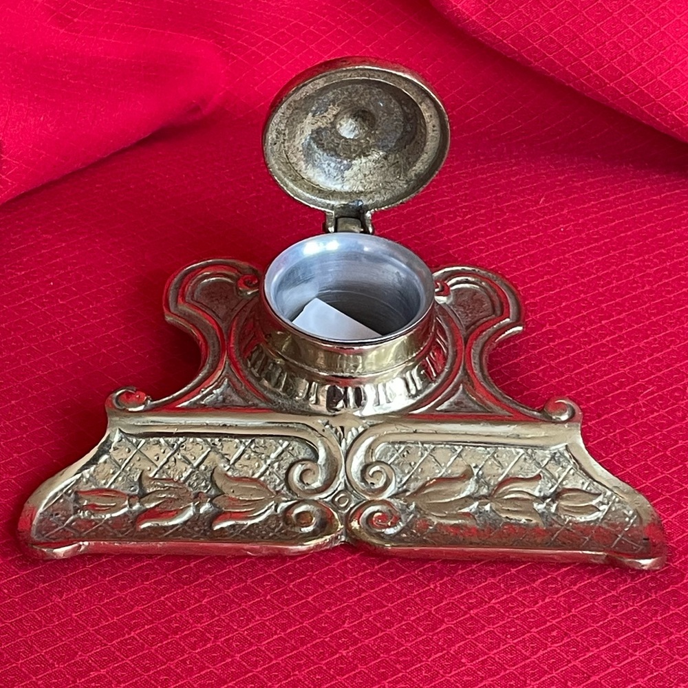 ✍️ Rare Antique Brass Inkwell w/Pen Rest From Early 1900,s. Made in Japan. ✍️ - Picture 4 of 15